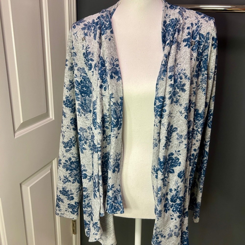 👩🏽‍🍼BEST NURSING SWEATER EVER. Size M Jessica Simpson. Multiple ways to wear. - Picture 12 of 15